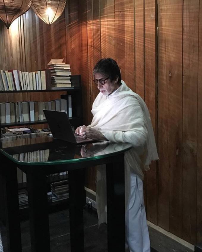 महानायक अमिताभ बच्चन अपने घर में