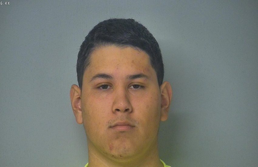 महिला पुलिस अधिकारी के द्वारा गिरफ्तार किया गया नाविक एडरियन गिलबर्ट कार्डेनस। फोटो- Twitter/@TwistyWavy महिला पुलिस अधिकारी के द्वारा गिरफ्तार किया गया नाविक एडरियन गिलबर्ट कार्डेनस। फोटो- Twitter/@TwistyWavy