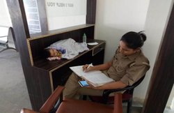 ड्यूटी के साथ मां की भूमिका बखूबी निभाती है ये पुलिसकर्मी, तारीफ हुई तो DGP ने कर दिया ट्रांसफर