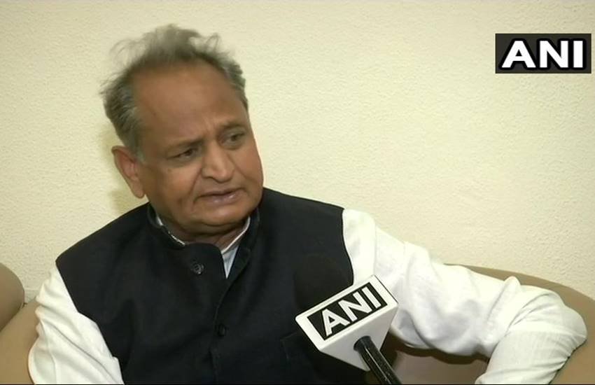 कांग्रेस नेता और राजस्थान के पूर्व मुख्यमंत्री अशोक गहलोत ने कहा है कि सत्ता में आने पर वसुंधरा राजे सरकार के द्वारा शुरू की गई योजनाओं को बंद नहीं करेंगे। (फोटो- एएनआई) 