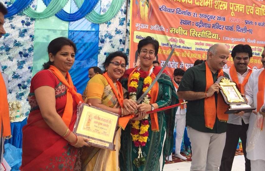 आम आदमी पार्टी की नेता आतिशी ने अपना उपनाम 'मर्लेना' से बदलकर 'सिंह' कर लिया है। (Image Source: Twitter/@AAPDelhi) आम आदमी पार्टी की नेता आतिशी ने अपना उपनाम 'मर्लेना' से बदलकर 'सिंह' कर लिया है। (Image Source: Twitter/@AAPDelhi)