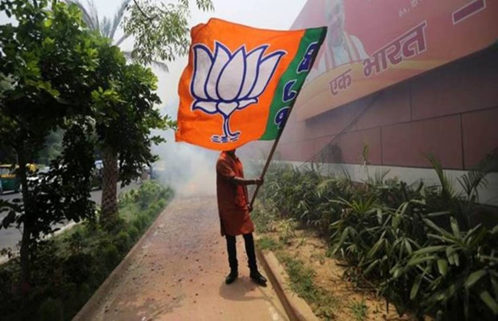 कांग्रेस के साथ ही भाजपा में भी करीब आधा दर्जन से ज्यादा रिटायर अफसर अपनी दावेदारी पेश कर चुके है। 