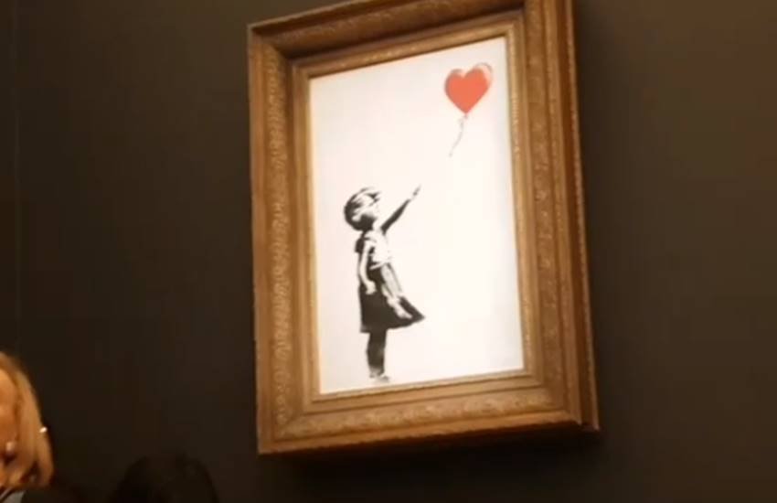 (Image Source: Instagram पर banksy अकाउंट से साझा किए गए वीडियो से लिया गया स्क्रीनशॉट)
 (Image Source: Instagram पर banksy अकाउंट से साझा किए गए वीडियो से लिया गया स्क्रीनशॉट)