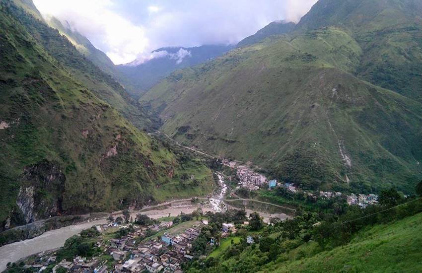 धारचूला की इस तस्वीर का इस्तेमाल केवल प्रतीकात्मक तौर पर किया गया है। (Image Source: Facebook/Kumaon Himalayas)