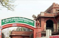 जोधाबाई की शादी अकबर से कराने वाले रोल मॉडल नहीं, आगरा यूनिवर्सिटी के वीसी के बयान पर बवाल