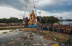 दुर्गा प्रतिमा विसर्जन पर बवाल, पथराव में डीएम-एसपी समेत दर्जन भर जख्मी