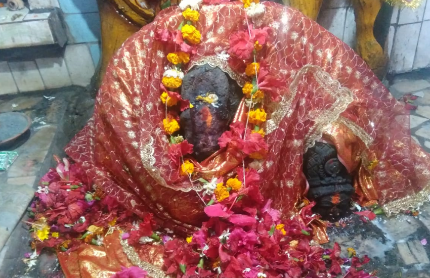बलरामपुर के इस मंदिर में आज भी लोग दूर-दूर से आते हैं