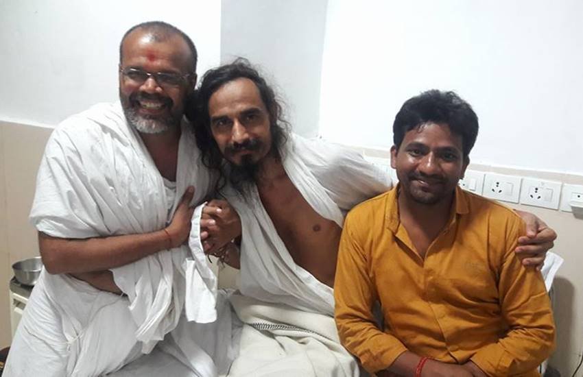 संत गोपालदास (बीच में) की फाइल फोटो। (Image Source: Facebook/Piyush Garg)