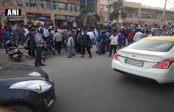 गुरुग्राम में बीच सड़क पर जज की बीवी और बेटे को बॉडीगार्ड ने मारी गोली, महिला की मौत