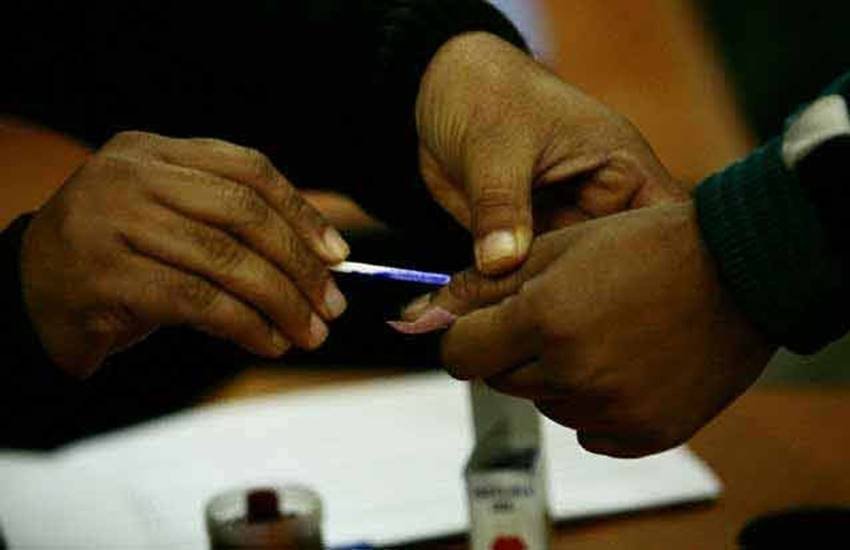 जम्मू में नगर निकाय चुनाव के दौरान सोमवार को कड़ी सुरक्षा के बीच मतदान हुआ।