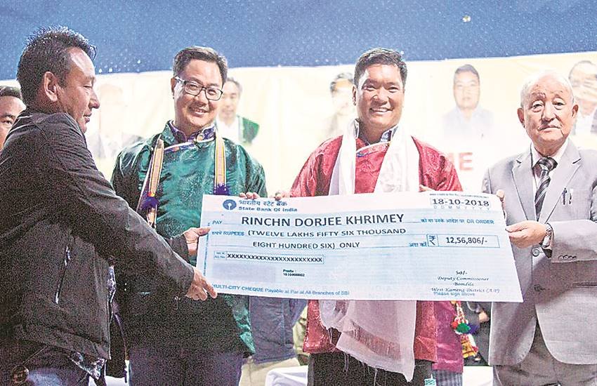 रविवार को केंद्रीय गृह राज्य मंत्री किरन रिजीजू और अरुणाचल प्रदेश के मुख्यमंत्री पेमा खांडू ने शुक्रवार को पश्चिमी खेमांग जिले में आयोजित एक विशेष कार्यक्रम में ग्रामीणों को मुआवजे की राशि के चैक सौंपे।