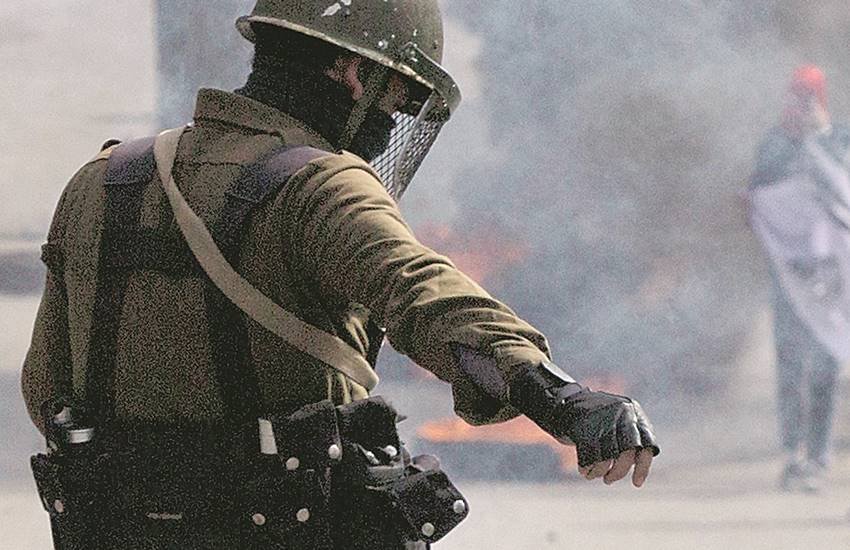 मुठभेड़ में राष्ट्रीय राइफल्स के दो सैनिक घायल हुए हैं। मुठभेड़ के बाद वहां आतंकियों द्वारा छुपाए गए विस्फोटकों के फटने से सात स्थानीय नागरिकों की मौत हो गई और 43 लोग घायल हो गए। 