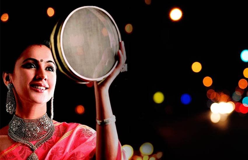 Karwa chauth 2018 :इस व्रत की शुरुआत सावित्री के त्याग और फल से हुई थी। 