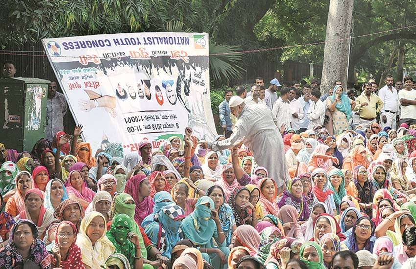 सफाई कर्मचारी संसद का घेराव करने की कोशिश में थे, जिन्हें रोकने के दौरान पुलिस को हल्का बल भी प्रयोग करना पड़ा।