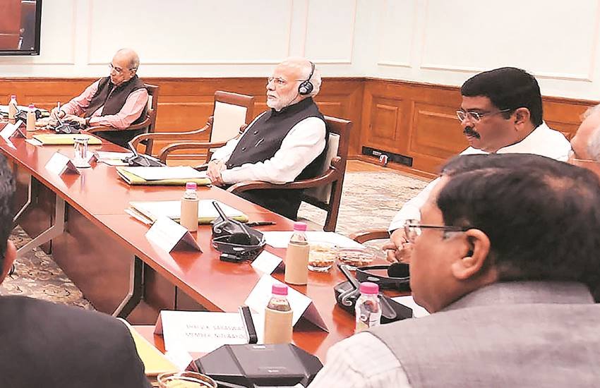 बैठक को लेकर प्रधानमंत्री कार्यालय से जारी बयान में कहा गया कि मोदी ने सिलसिलेवार बात रखी कि किस प्रकार कच्चे तेल का बाजार उत्पादक देशों के हिसाब से चल रहा है।