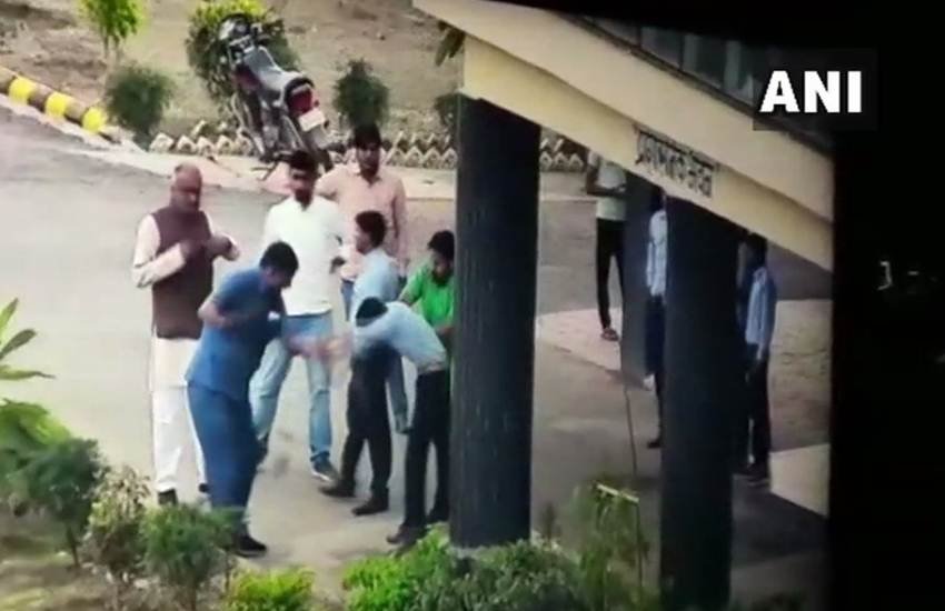 BJP MP, Nandkumar Singh Chauhan, Aides, Toll Plaza, Employees, Allegation, Beat, Thrash, Injury, Identity Proof, Incident, CCTV Camera, Footage, Kolaras, Shivpuri, Madhya Pradesh, State News, Hindi News