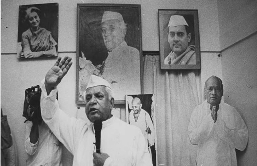 कांग्रेस नेता नारायण दत्त तिवारी। पीछे पीवी नरसिम्हा राव। (एक्सप्रेस आर्काइव) कांग्रेस नेता नारायण दत्त तिवारी। पीछे पीवी नरसिम्हा राव। (एक्सप्रेस आर्काइव)