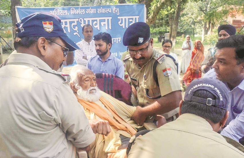 बुधवार दोपहर हालत बिगड़ने पर उन्हें हरिद्वार जिला प्रशासन और पुलिस की संयुक्त टीम ने ऋषिकेश के एम्स अस्पताल में भर्ती करा दिया था। 