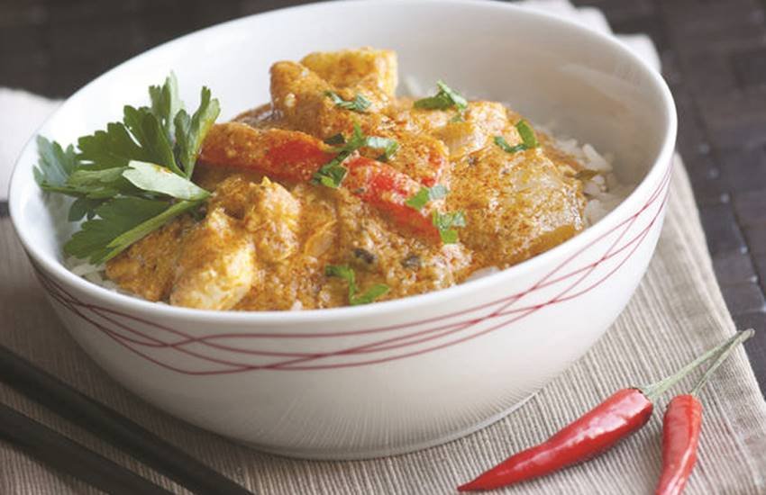 पपीता के गुणों से आप सभी परिचित हैं। यह साल भर और हर कहीं उपलब्ध रहने वाला फल है। गांव हो या शहर, हर जगह यह बहुत आसानी से मिल जाता है।