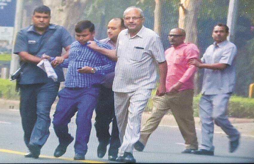 ंछुट्टी पर भेजे गए सीबीआइ प्रमुख आलोक वर्मा के घर के बाहर मौजूद खुफिया ब्यूरो के कर्मियों को ले जाते सुरक्षाकर्मी।