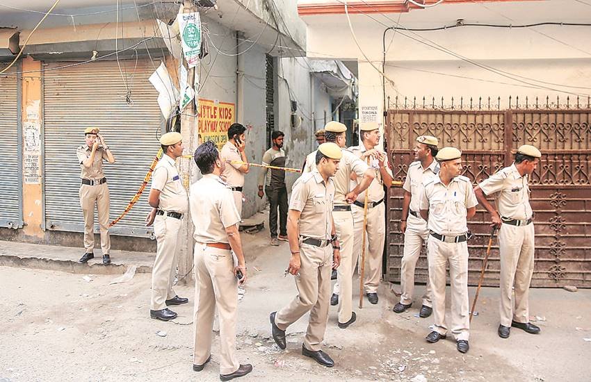 मरने वालों में 45 साल के मिथिलेश वर्मा, उनकी पत्नी (40) सिया और 16 साल की बेटी नेहा है।