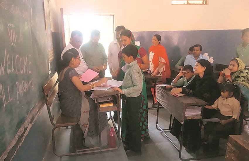 पीटीएम के लिए सभी सरकारी स्कूलों को भव्य ढंग से सजाया गया था। दो पालियों में हुई इस मेगा पीटीएम में अभिभावकों ने अपने बच्चों के बारे में शिक्षकों व प्राध्यापकों से जानकारी ली। पीटीएम के लिए सभी सरकारी स्कूलों को भव्य ढंग से सजाया गया था। दो पालियों में हुई इस मेगा पीटीएम में अभिभावकों ने अपने बच्चों के बारे में शिक्षकों व प्राध्यापकों से जानकारी ली।