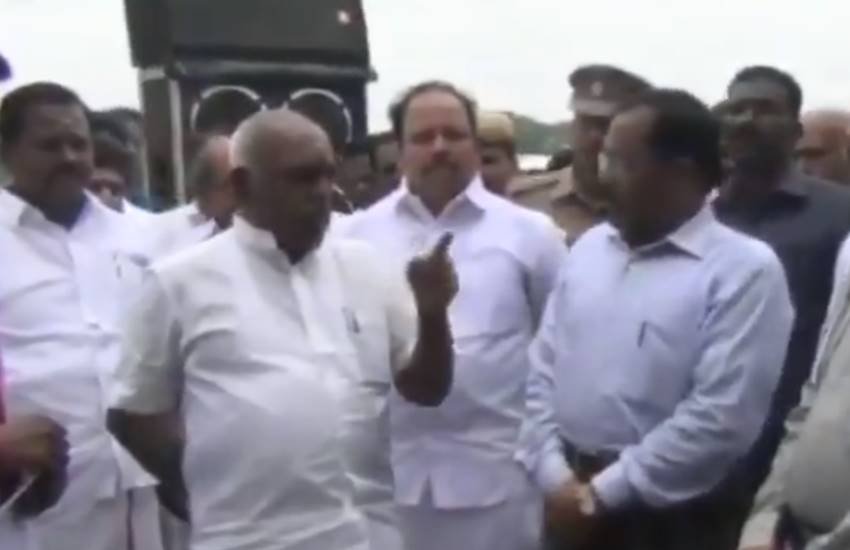 कार्यक्रम में 20 के करीब लोग जुटने पर पी राधाकृष्णन कथित तौर पर अधिकारियों से नाराज हो गए। (एएनआई के द्वारा ट्वीट किए गए वीडियो से लिया गया स्क्रीनशॉट)