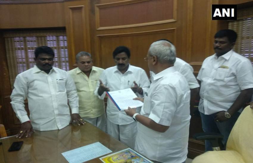 विधानसभा स्पीकर को विशेषाधिकार हनन का प्रस्ताव देते हुए एआईएडीएमके विधायक अनबालगन। फोटो- एएनआई विधानसभा स्पीकर को विशेषाधिकार हनन का प्रस्ताव देते हुए एआईएडीएमके विधायक अनबालगन। फोटो- एएनआई