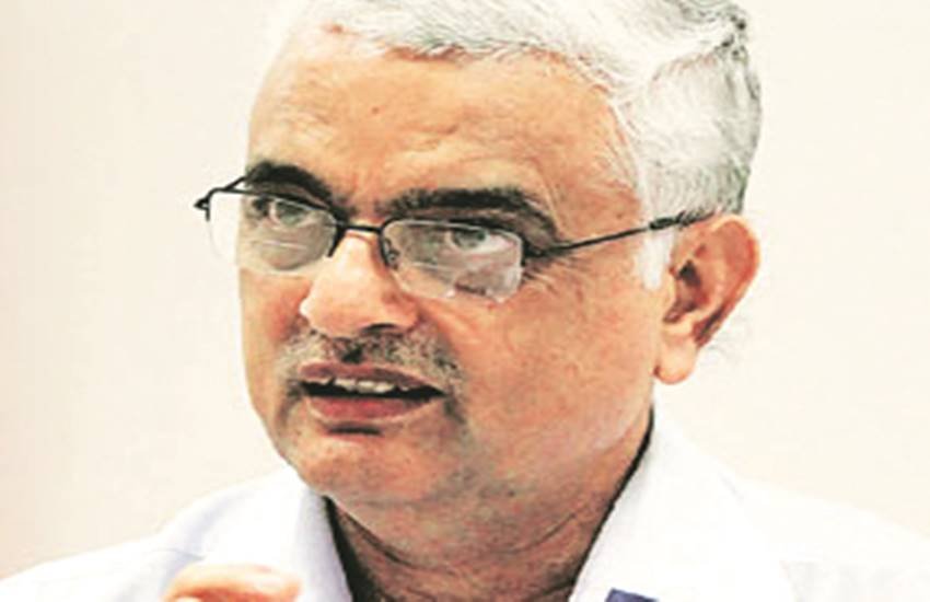 अपराधियों को चुनाव लड़ने से रोकने के बारे में सुप्रीम कोर्ट के फैसले को लागू करने के संबंध में रावत ने कहा कि आयोग इस फैसले का भी अध्ययन कर इसे जल्द से जल्द लागू करने के उपाय करेगा।