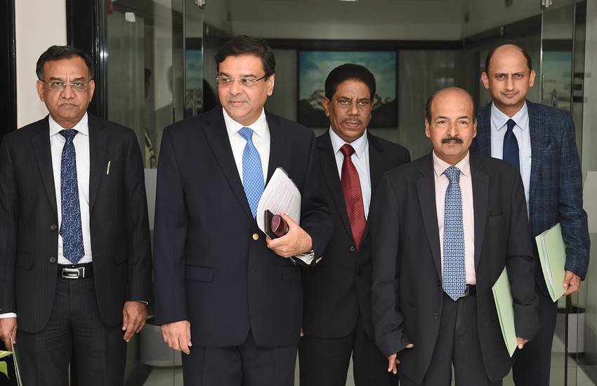 अपने अधीनस्थों संग रिजर्व बैंक ऑफ इंडिया के गवर्नर उर्जित पटेल (बायें से दूसरे) (Photo : PTI) अपने अधीनस्थों संग रिजर्व बैंक ऑफ इंडिया के गवर्नर उर्जित पटेल (बायें से दूसरे) (Photo : PTI)