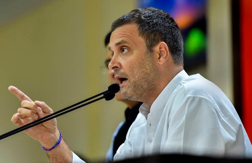बच्चे को अपनी चम्मच से आइसक्रीम खिलाते राहुल गांधी के वीडियो से लिया गया स्क्रीन शॉट। (Source: Twitter/@INCIndia)