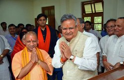 रमन सिंह ने छुए 20 साल छोटे योगी आदित्य नाथ के पैर