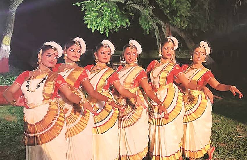 समारोह में शास्त्रीय नृत्य रचना ‘वंदे मातरम’ प्रस्तुत की गई। इसकी परिकल्पना भरतनाट्यम नृत्य गुरु सरोजा वैद्यनाथन ने की थी।