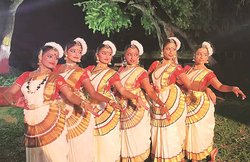 कला संस्कृति: चरखे के सम्मान में नृत्य समारोह