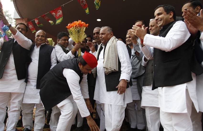 मुलायम सिंह यादव के जन्‍मदिवस पर उनके पैर छूते अखिलेश। (Express Archive Photo by Vishal Srivastav)