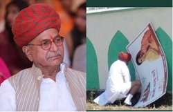 राजस्थान: वसुंधरा राजे के पोस्टर के आगे पेशाब करते पकड़े गए, मंत्री बोले- ये तो परंपरा है