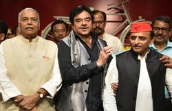 यशवंत सिन्हा के साथ अखिलेश यादव के मंच पर पहुंचे शत्रुघ्न सिन्हा, बताया खुद को ‘बागी’