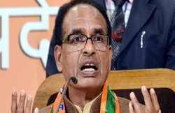 मध्य प्रदेश : बीजेपी के बड़े नेता कांग्रेस में शामिल, शिवराज के रिश्तेदार भी बदल सकते हैं पाला