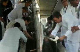 Rahul Gandhi, Congress President, Sonia Gandhi, UPA Chairperson, Lunch, Food, Wash, Plates, Dr.Manmohan Singh, Former PM, Foot March, Jyotiraditya Scindia, Bapu Kuti, Seva Gram, 150th Birth Anniversary of Mahatma Gandhi, Congress Working Committee Meeting, Wardha, Maharashtra, State News, Trending News, Hindi News