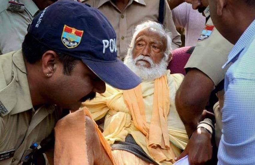 पर्यावरणविद् और संत जीडी अग्रवाल उर्फ स्वामी ज्ञान स्वरूप सानंद की गुरुवार (11 अक्टूबर) को गंगा बचाने के चले आ रहे 112 दिनों लंबे उपवास के दौरान मौत हो गई। उनकी मौत पर संत समाज संदेह जता रहा है। (Image Source: Facebook/Uttarakhand Ekta Manch Delhi) 