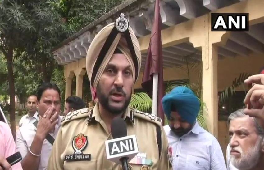 सीटी इंजीनियरिंग कॉलेज के हॉस्‍टल से गिरफ्तार छात्रों के बारे में जानकारी देते जालंधर के पुलिस आयुक्‍त। 