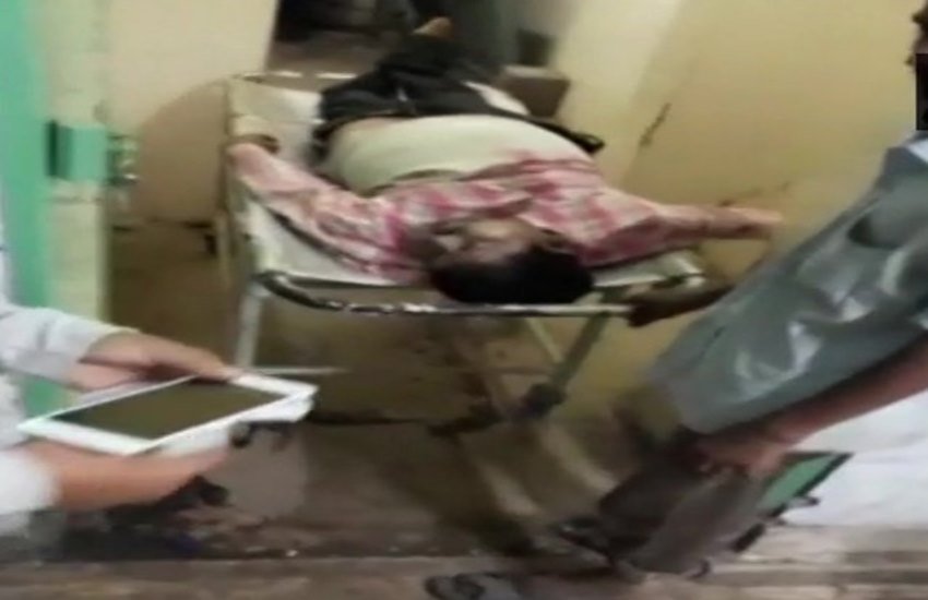 हादसे में घायल लोगों को अस्‍पताल ले जाते राहतकर्मी। (फोटो सोर्स: एएनआई)