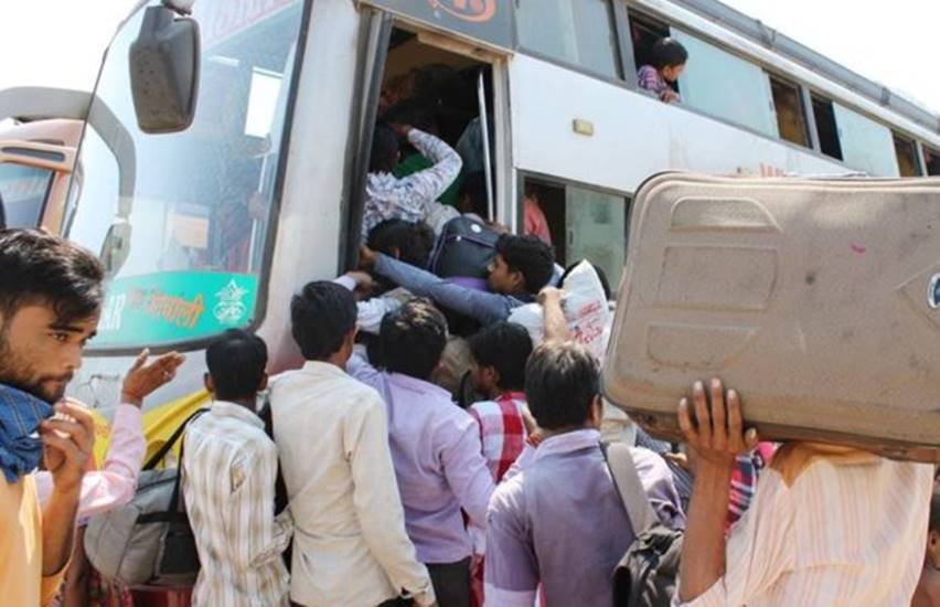 यूपी, बिहार व एमपी के लोगों को गुजरात में निशाना बनाया जा रहा है। (Express photo by Javed Raja)