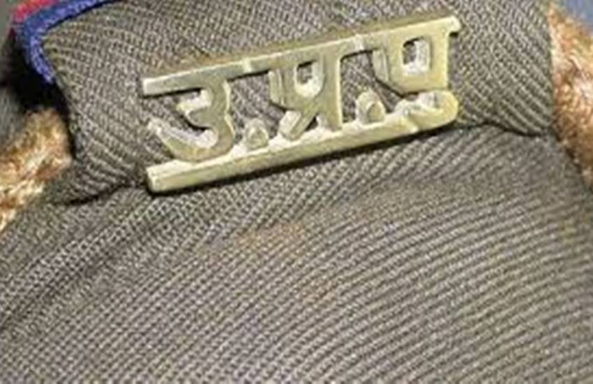 शायद भोले बचपन की तर्ज पर दिलेर पुलिस कर्मियों ने भी पिस्तौल जाम होने के बाद होनहार तरीके से ठांय ठांय की आवाज निकाल कर उन बदमाशों को डराने की कोशिश की थी, जिनको असली गोली चलने की आवाज का कोई इल्म नहीं था। शायद भोले बचपन की तर्ज पर दिलेर पुलिस कर्मियों ने भी पिस्तौल जाम होने के बाद होनहार तरीके से ठांय ठांय की आवाज निकाल कर उन बदमाशों को डराने की कोशिश की थी, जिनको असली गोली चलने की आवाज का कोई इल्म नहीं था।