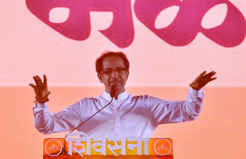 मुंबई के शिवाजी पार्क में गुरुवार (18 अक्टूबर) को दशहरा रैली को संबोधित करते हुए शिवसेना प्रमुख उद्धव ठाकरे। (फोटो सोर्स- पीटीआई) 