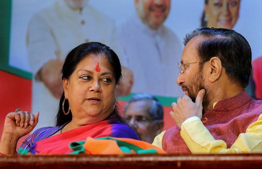 राजस्‍थान की मुख्‍यमंत्री वसुंधरा राजे व केंद्रीय मानव संसाधन विकास मंत्री प्रकाश जावडेकर (Photo : PTI)