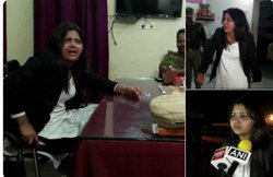 VIDEO: नशे में धुत महिला वकील ने कार से कई को मारी टक्कर, थाने में जमकर किया हंगामा
