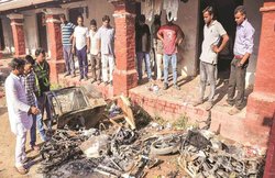 इलाहाबाद विवि छात्रसंघ चुनाव के नतीजों के बाद बवाल, सात कमरों में आगजनी, बम चले