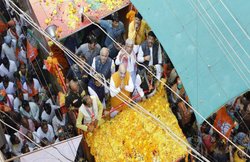 एमपी: झंडे-बैनर हटाए तो बीजेपी नेता ने धमकाया, अफसरों से बोले- चुनाव बाद देख लूंगा