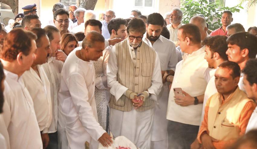 कृष्णा राज कपूर के अंतिम संस्कार में अमिताभ बच्चन, अनिल अंबानी, अभिषेक और अनिल कपूर पहुंचे।